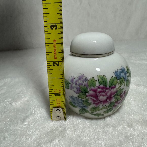 Vintage lidded Ginger Jar Chinese Porcelain Floral Tea Jar - Picture 5 of 6